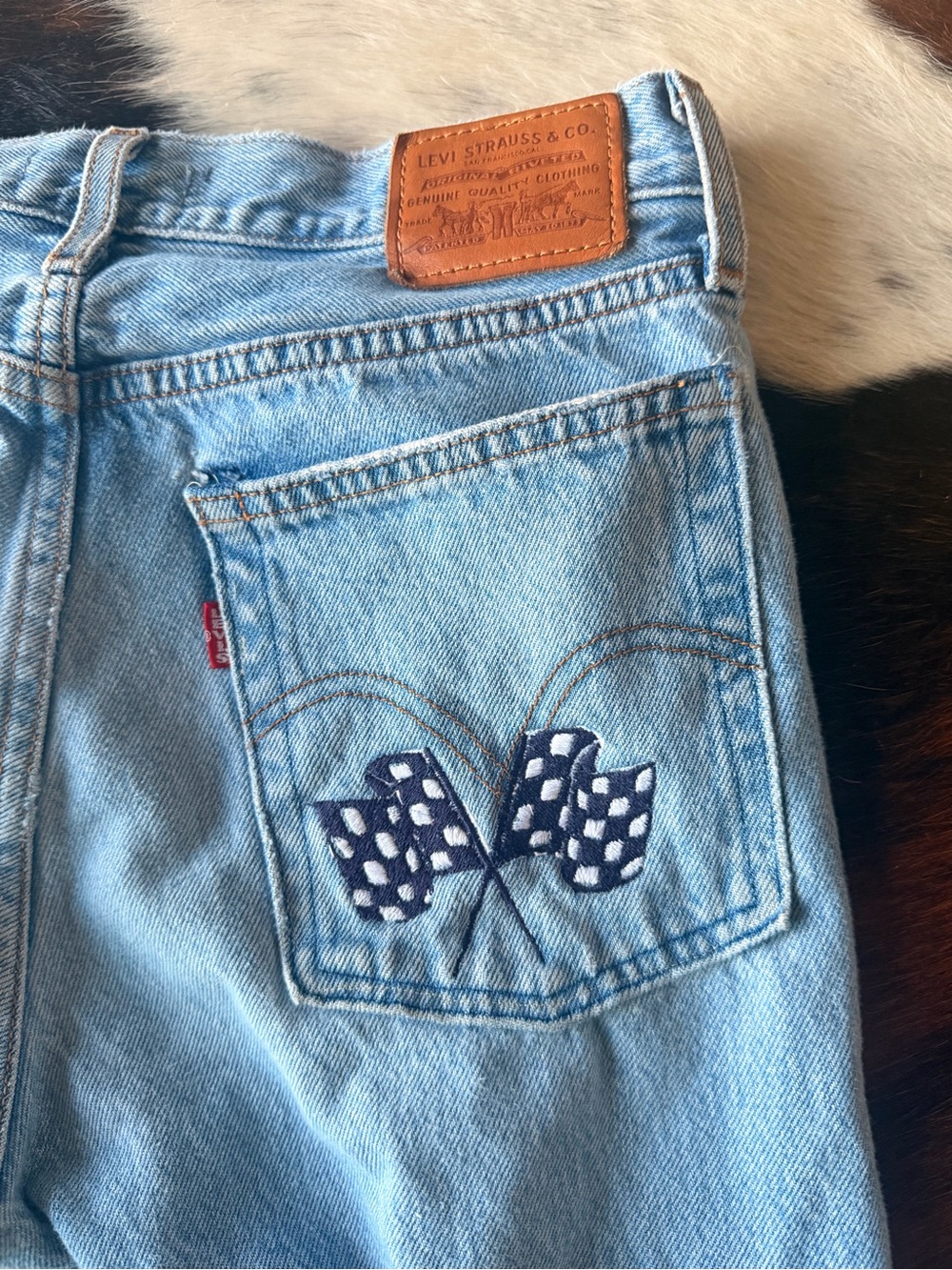 Levi’s Wedgie Straight Jeans Custom Race Flag Embroidery Distressed Sz 26